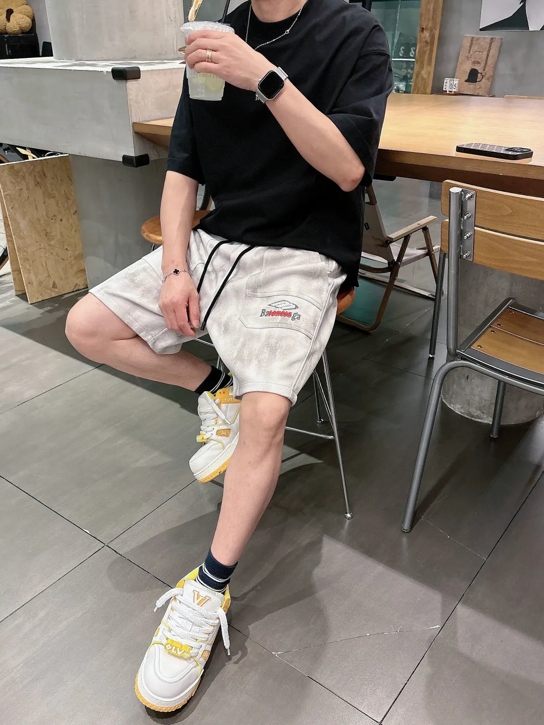 Balenciaga's three-standard complete 2026 summer New Arrival men's casual shorts, advanced custom-made Breathable fabric, Breathable fabric, extremely stretchy and comfortable, impeccable details, top-grade accessories, original logo design concept, delicate and soft feel! The upper body fit is awesome! Size: M-XXXL Please state your height and weight when ordering